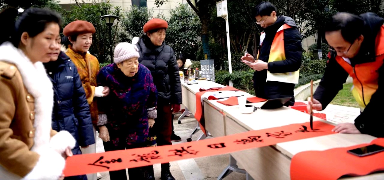 武穴市文联、市书法家协会开展“送福到社区、墨润螺丝旋”惠民活动（图2）