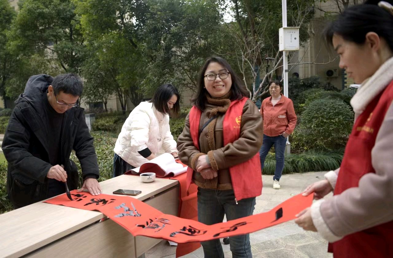 武穴市文联、市书法家协会开展“送福到社区、墨润螺丝旋”惠民活动（图7）