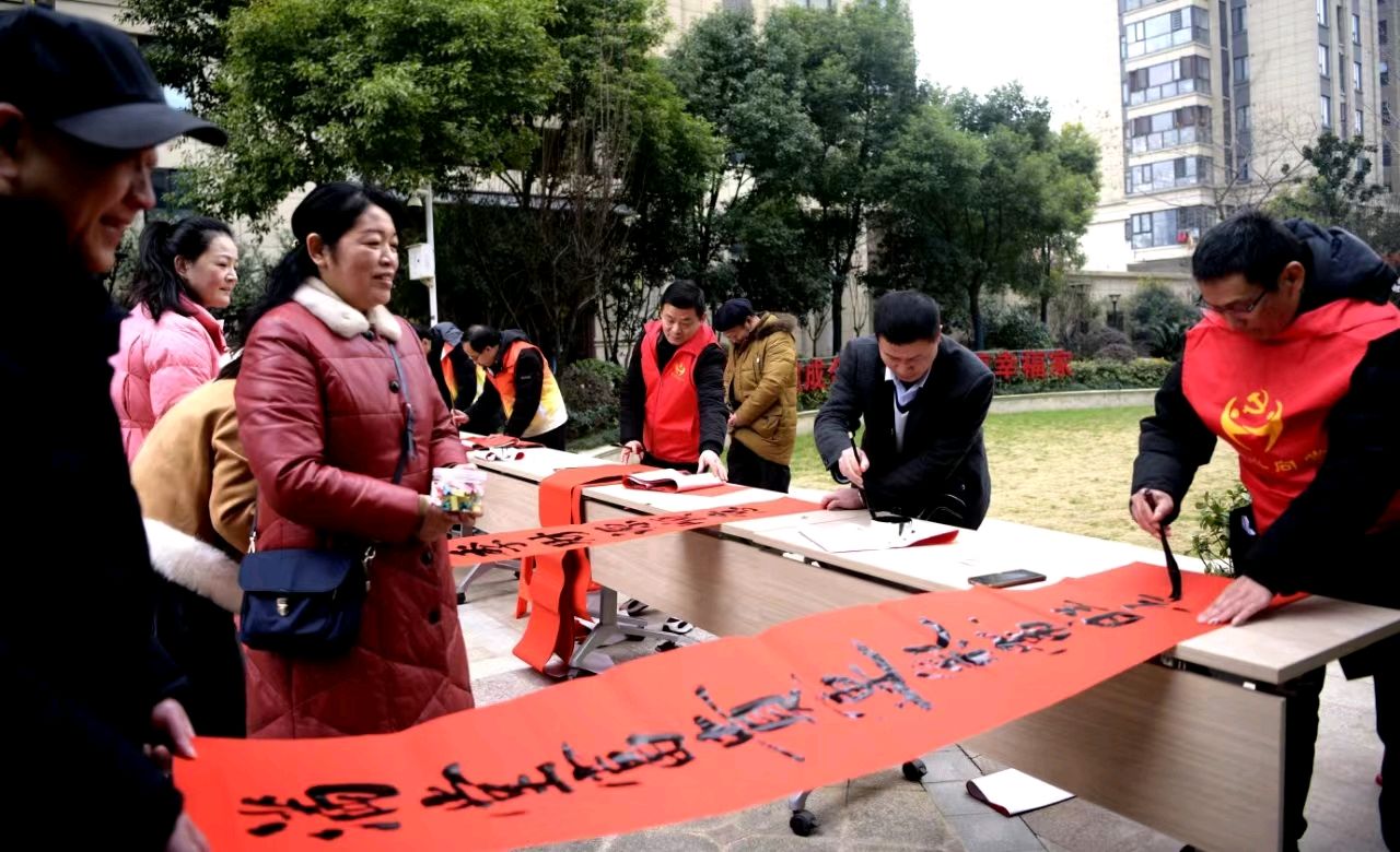 武穴市文联、市书法家协会开展“送福到社区、墨润螺丝旋”惠民活动（图4）