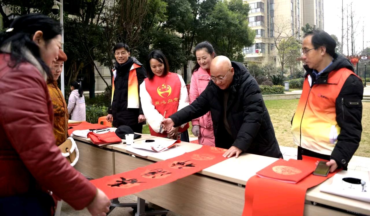 武穴市文联、市书法家协会开展“送福到社区、墨润螺丝旋”惠民活动（图8）