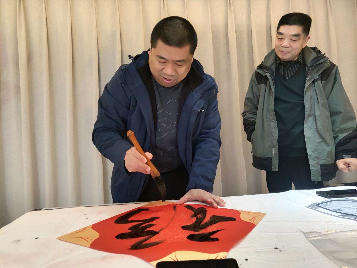 文魁传韵奏华章 金龙腾飞士气扬 洪恩般若书苑书画家进社区义写春联（图3）