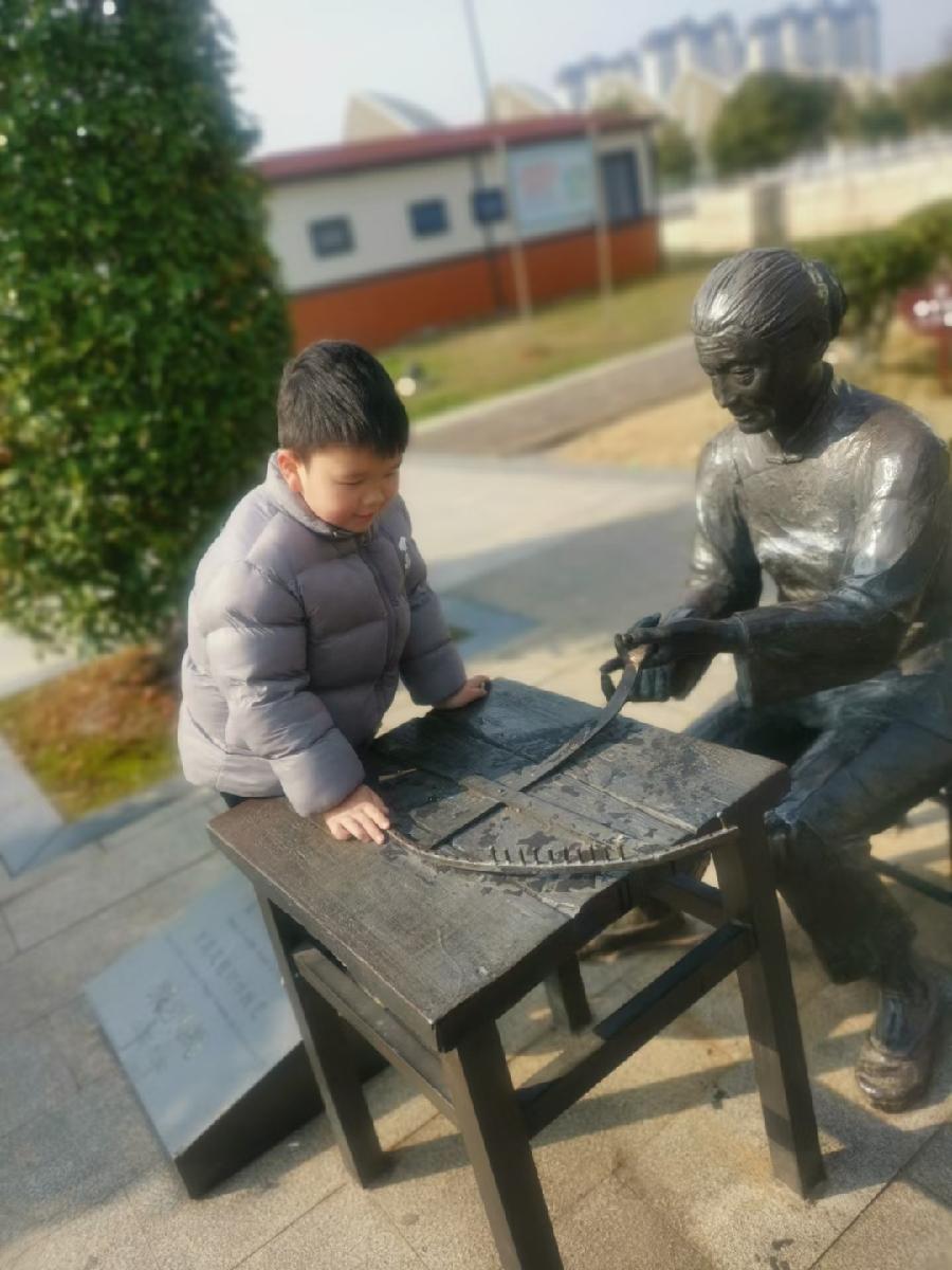 携小孙儿在万载龙湖公园观摩花炮制作工艺雕塑随句(文/许碧霞)……莲叶之珠文学社(图4)