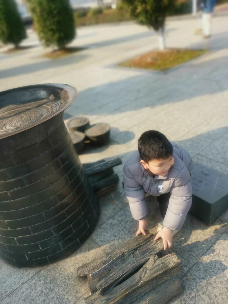 携小孙儿在万载龙湖公园观摩花炮制作工艺雕塑随句(文/许碧霞)……莲叶之珠文学社