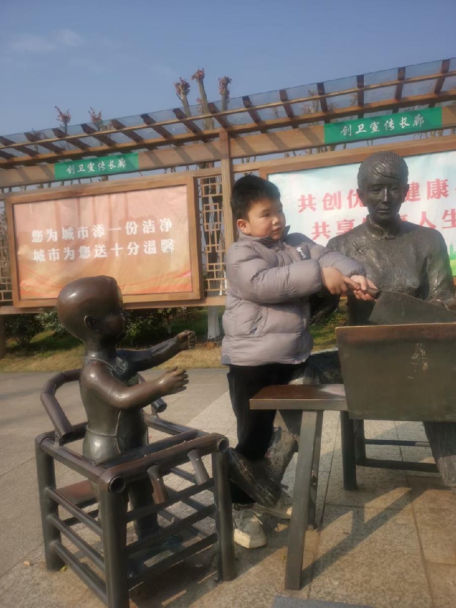 携小孙儿在万载龙湖公园观摩花炮制作工艺雕塑随句(文/许碧霞)……莲叶之珠文学社(图5)