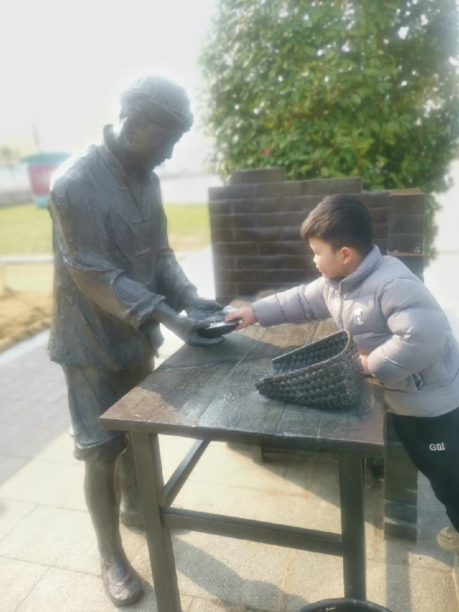 携小孙儿在万载龙湖公园观摩花炮制作工艺雕塑随句(文/许碧霞)……莲叶之珠文学社(图3)