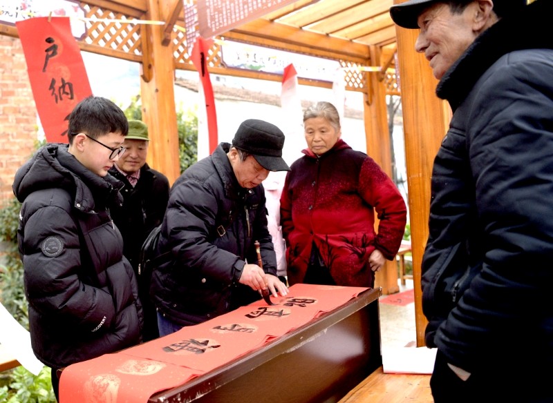 湖北武穴市美术家协会组织10名书法家赴省级乡村振兴示范村苏垴社区书写春联迎新春