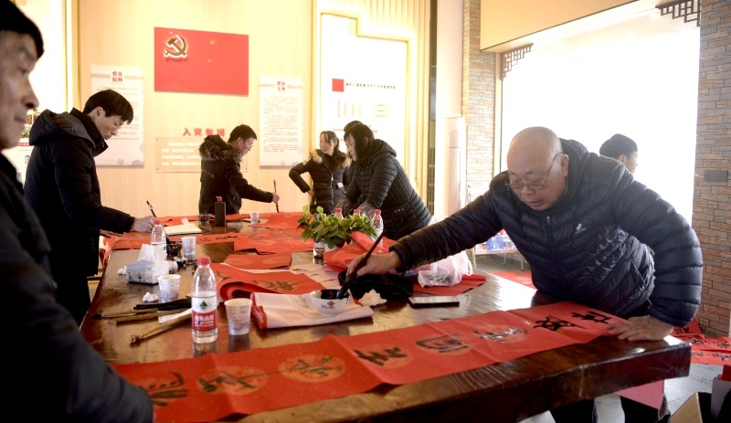 湖北武穴市美术家协会组织10名书法家赴省级乡村振兴示范村苏垴社区书写春联迎新春（图6）
