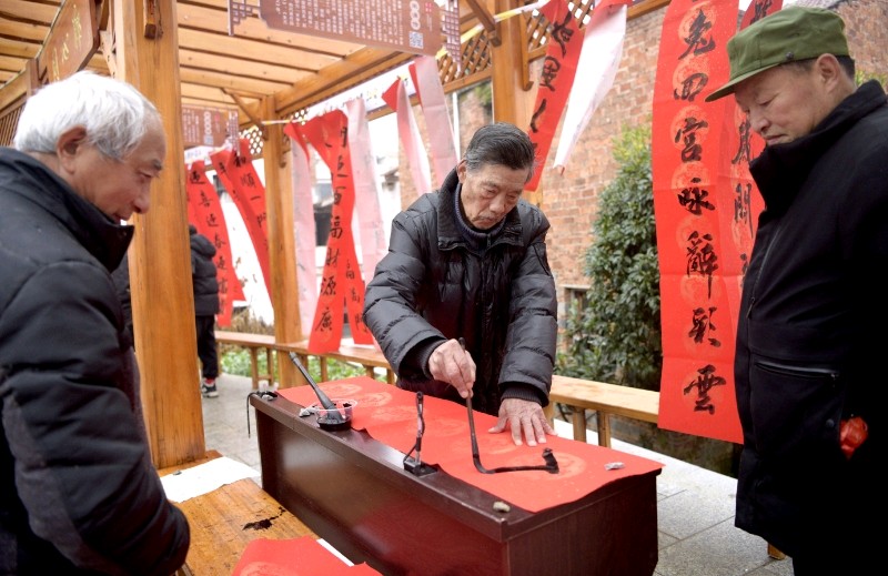 湖北武穴市美术家协会组织10名书法家赴省级乡村振兴示范村苏垴社区书写春联迎新春（图8）