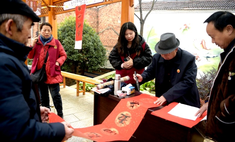 湖北武穴市美术家协会组织10名书法家赴省级乡村振兴示范村苏垴社区书写春联迎新春（图7）
