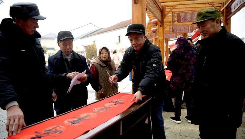 湖北武穴市美术家协会组织10名书法家赴省级乡村振兴示范村苏垴社区书写春联迎新春（图5）