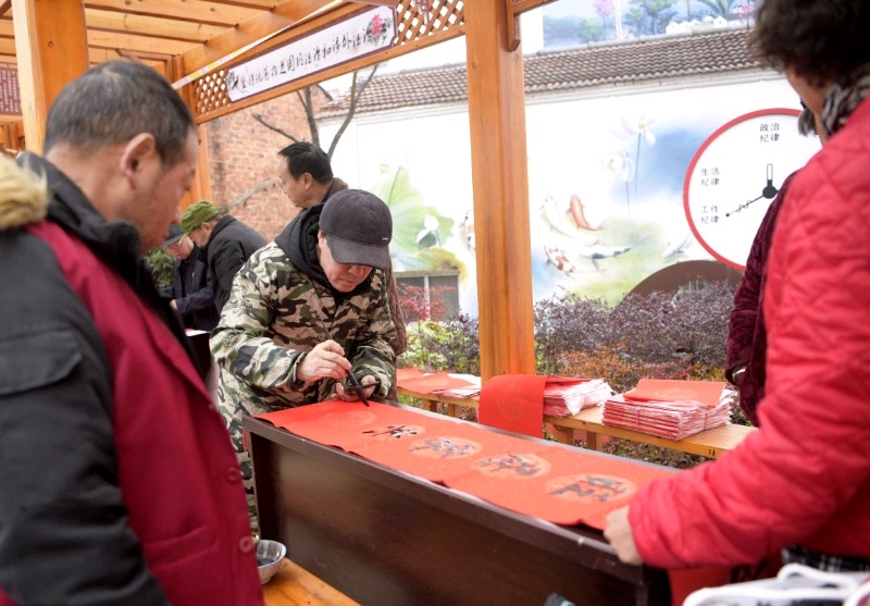 湖北武穴市美术家协会组织10名书法家赴省级乡村振兴示范村苏垴社区书写春联迎新春（图3）