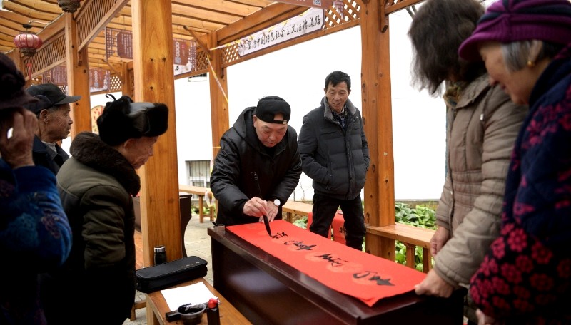 湖北武穴市美术家协会组织10名书法家赴省级乡村振兴示范村苏垴社区书写春联迎新春（图4）