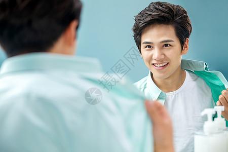 《镜子里的形象》作者:吴玉芳【主播:李金钟】【中国现代诗歌文化传媒】徜徉诗的海洋聆听天籁之音♬（图5）