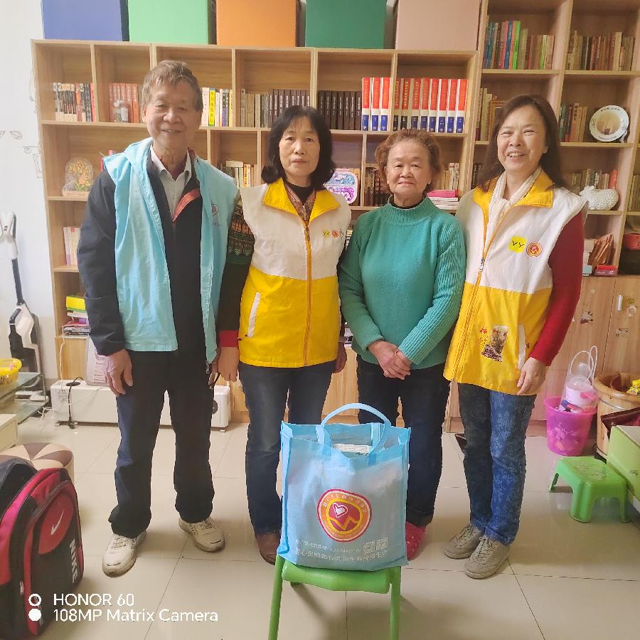 坚持探访十六载 志愿服务送温暖(图4)