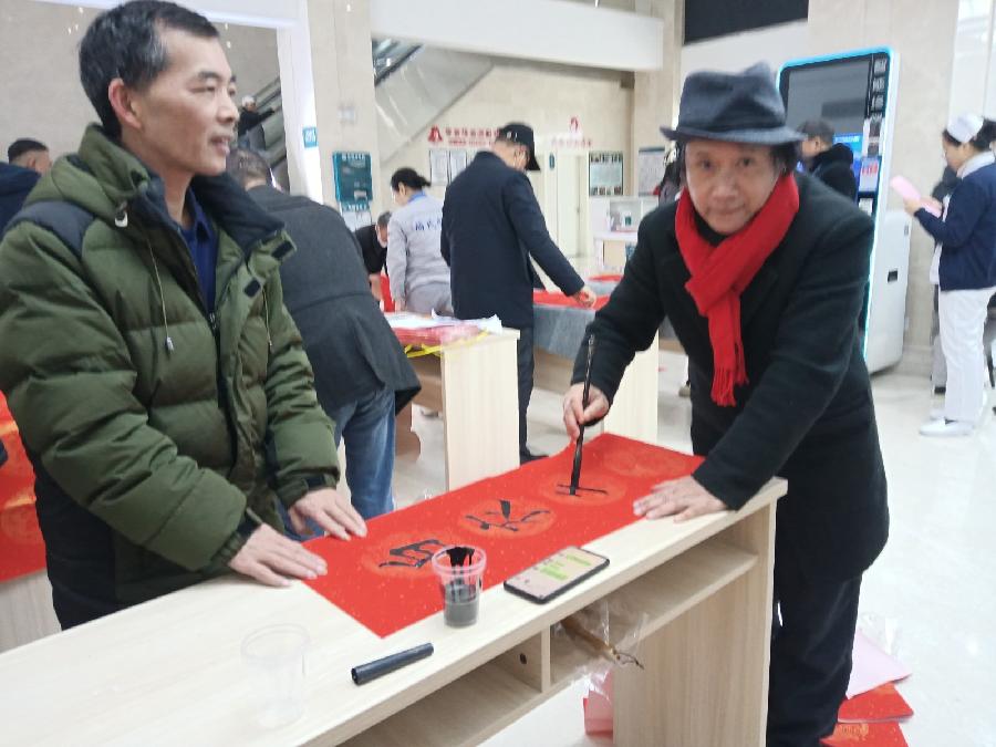 【写春联 走基层】萍乡市作家协会与安源区作家协会联袂到市第三人民医院写春联（图3）