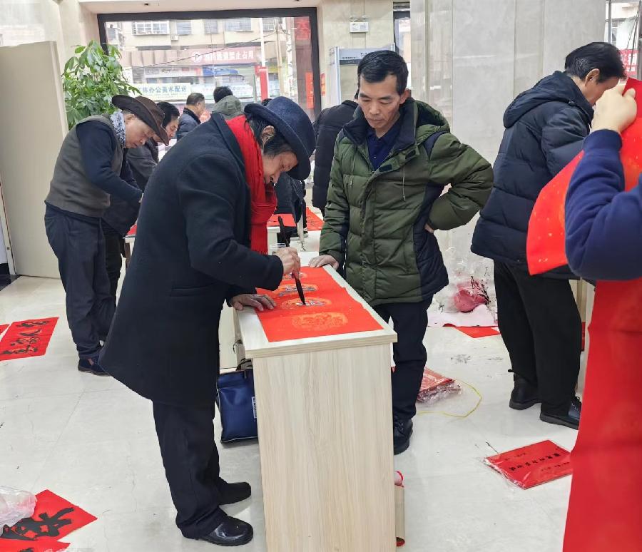 【写春联 走基层】萍乡市作家协会与安源区作家协会联袂到市第三人民医院写春联（图8）