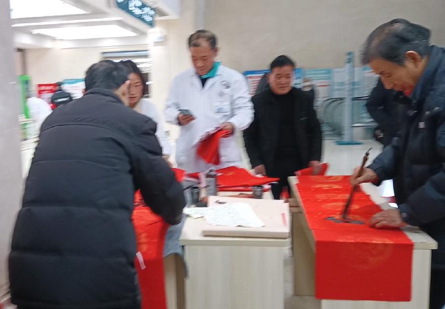 【写春联 走基层】萍乡市作家协会与安源区作家协会联袂到市第三人民医院写春联（图5）