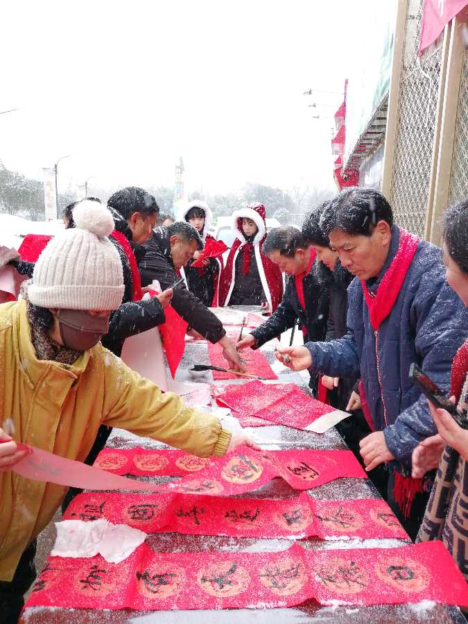 平顶山市人大书画院举办“甲辰迎春送福万家”义写春联活动（图2）