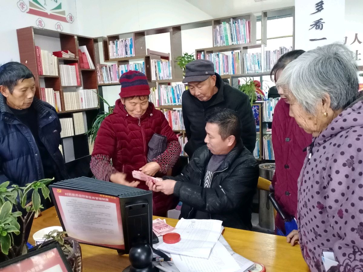 湖北武穴市田镇上郭社区：为351位老人发放补贴及体检吃饺子暖民心（图3）