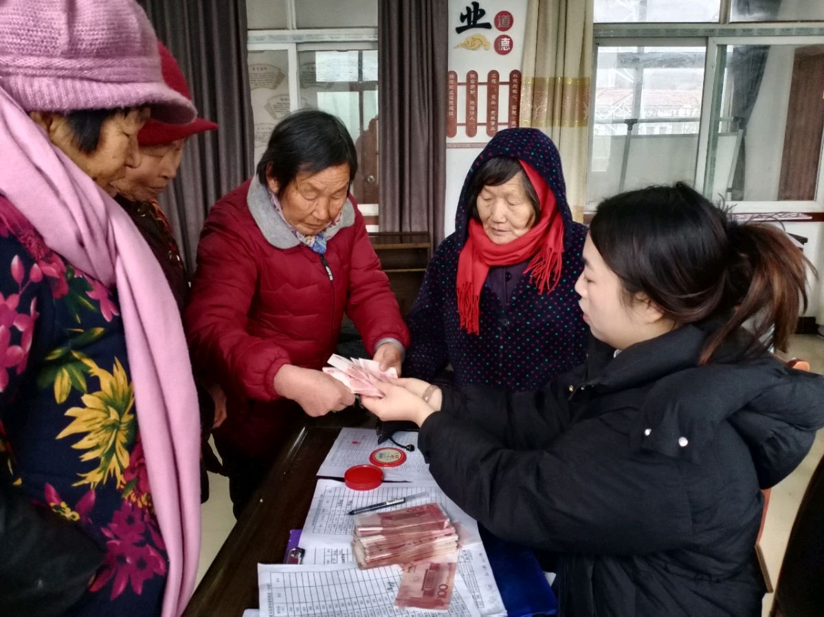 湖北武穴市田镇上郭社区：为351位老人发放补贴及体检吃饺子暖民心（图2）