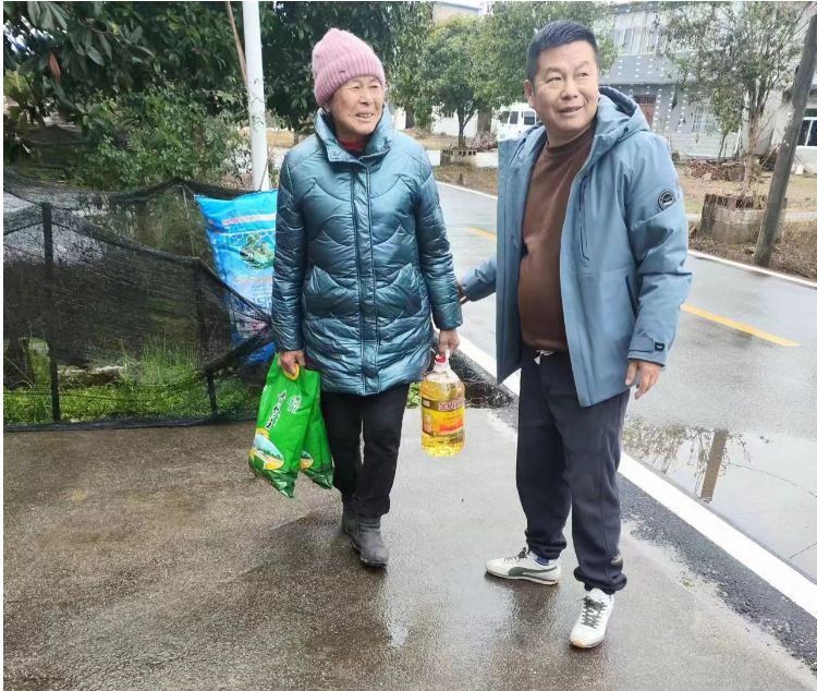 作者:甘道友 罗会钧《寒风中的一股暖流——种粮大户罗望贤登门为老人送年货》8376期【新京都文艺】