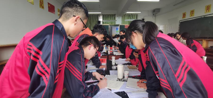 龙陵一中清北特训营高快作文之星伍晗怡:相聚人间温情意,重寻多元轻快交(图2)