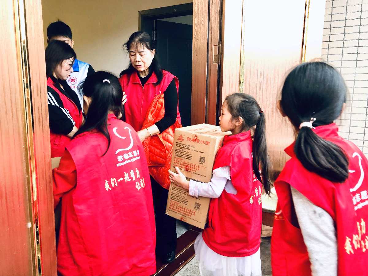 我为群众办实事之陪乡村公公婆婆吃年夜饭
