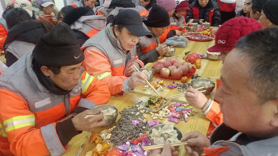 河北省雪中炭公益联盟开展“吃饺子 迎新年 致敬城市美容师”活动（图2）