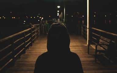 《一个人的夜晚》作者:雪原（甘肃）主播:知语【桃源国际诗歌文化传媒】用声音传递温暖以诵读致敬人生♬（图7）