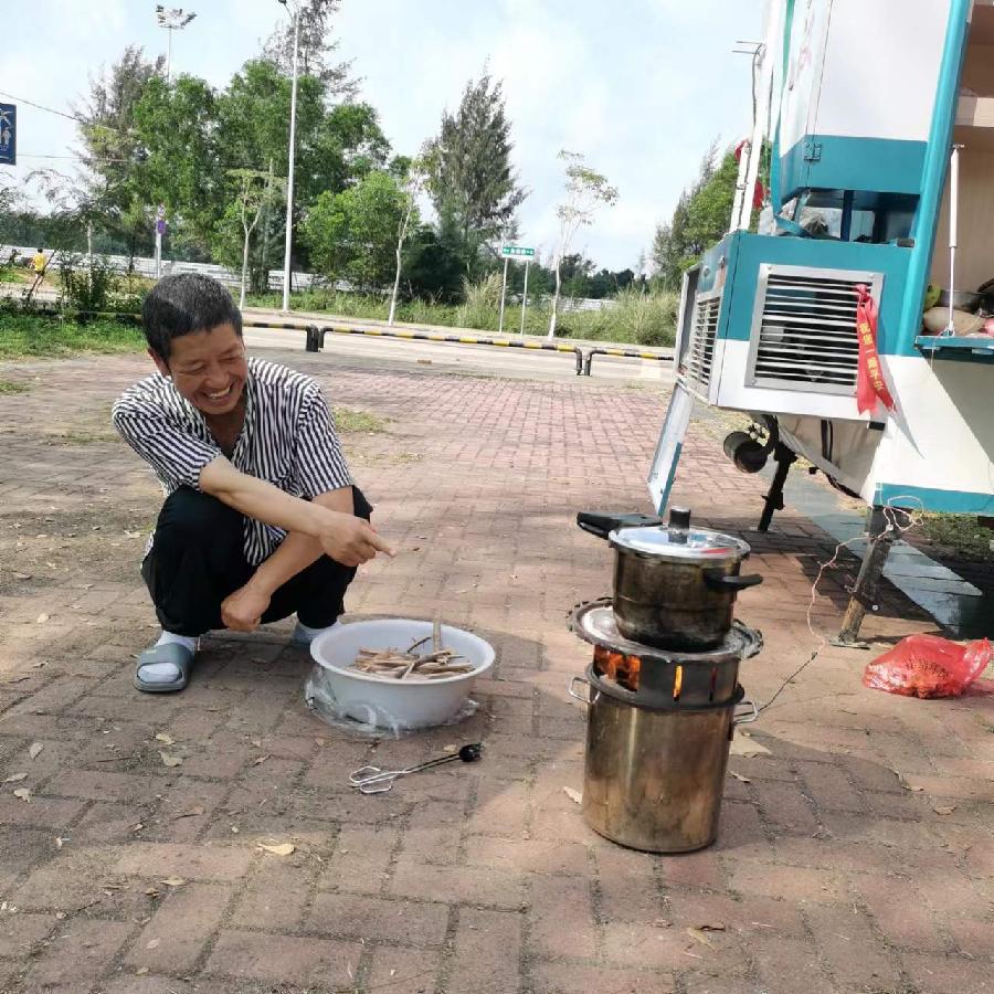 贾远朝《三个轮的房车》播/玉华（图5）