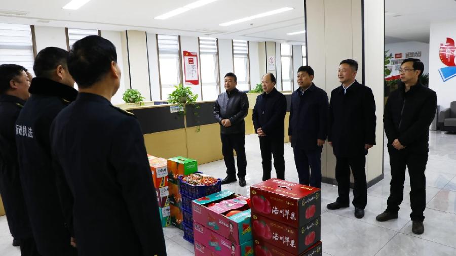 县上领导看望慰问春节坚守岗位一线工作人员(图2)