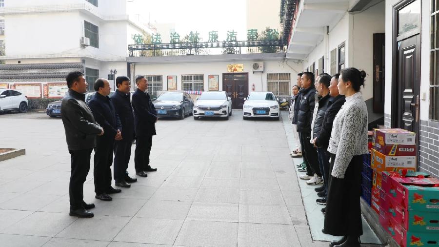 县上领导看望慰问春节坚守岗位一线工作人员(图3)