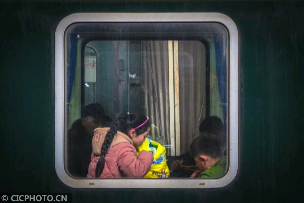 《回乡》作者:冰原【主播:涛声依旧】【桃源国际诗歌文化传媒】用声音传递温暖以诵读致敬人生♬（图6）