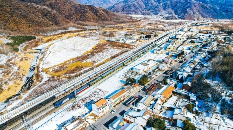 【新春走基层】秦岭“慢火车” 山村新希望（图2）