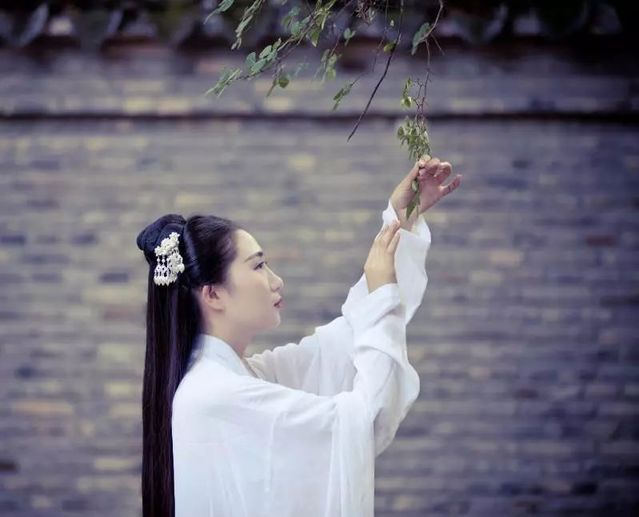 《女性之光》作者:静水流深【主播:园园 程广奇 孙秋红】【中国现代诗歌文化传媒】徜徉诗的海洋聆听天籁之音♬（图6）