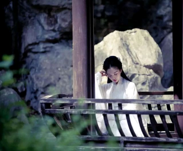 《女性之光》作者:静水流深【主播:园园 程广奇 孙秋红】【中国现代诗歌文化传媒】徜徉诗的海洋聆听天籁之音♬（图7）