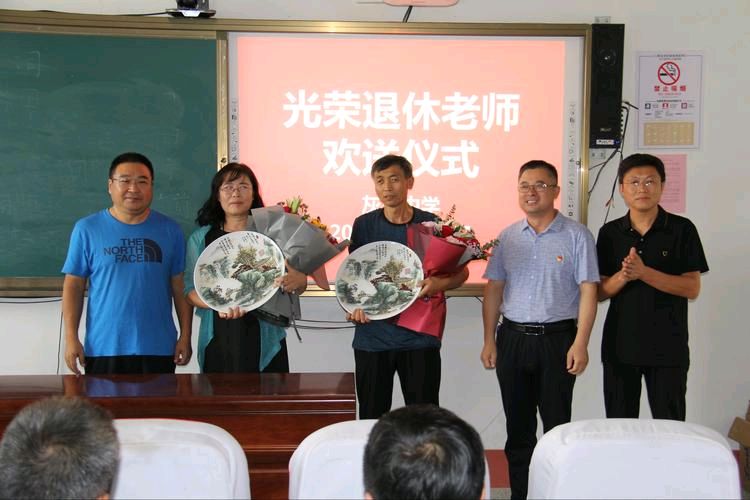 《荣光》作者:秋谷【主播:青苗】【桃源国际诗歌文化传媒】用声音传递温暖以诵读致敬人生♬（图6）