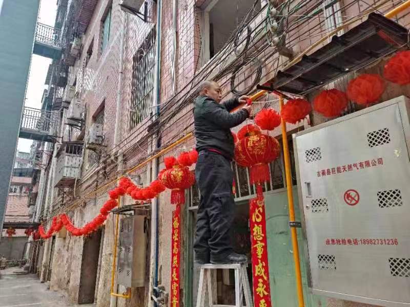 【都市头条向幸福出发编辑部】第10610期 新年自掏腰包装饰洪灾小区的川娃子 2(图2)