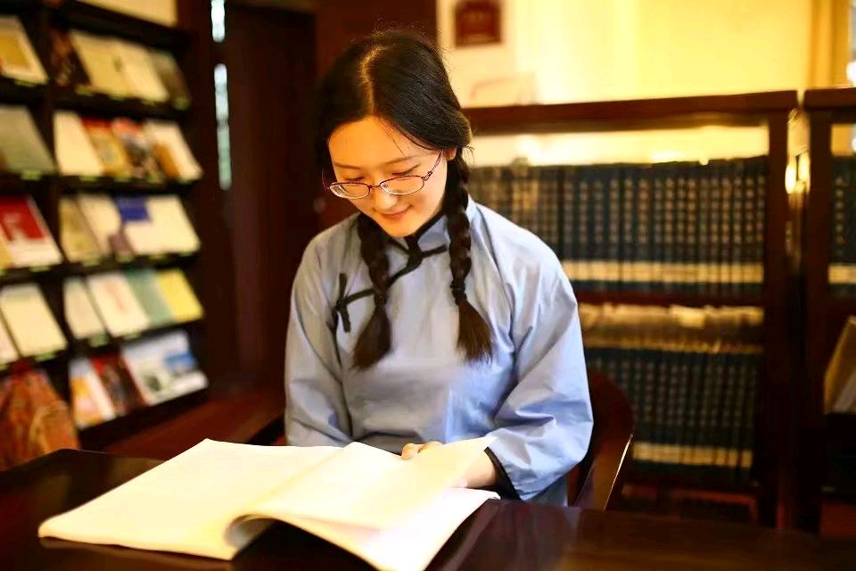 女声合诵《行走在文字里的女人》作者:陈江 合诵:徐玲 笛声悠悠 杨爱珍 荷塘月色 张秀明 随俊霞 静秋 竹子(图4)
