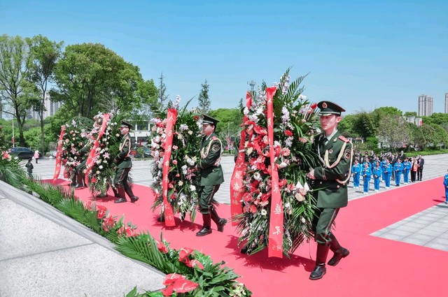 请欣赏五位主播倾情演绎牛银仙老师的作品《赞歌巾帼英雄》编辑//海纳百川/【中国长江文学社】有声文学平台【第7959期】（图3）