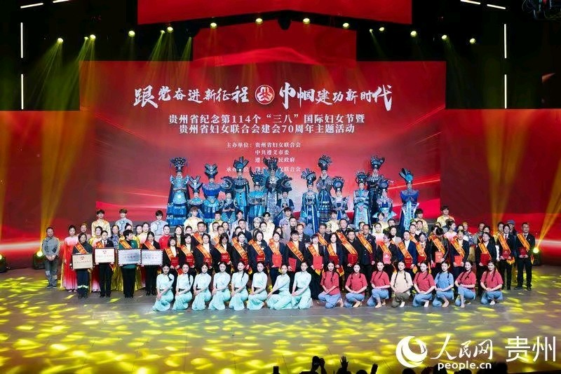 《现代著名诗人现代古诗七律合集鉴赏》作者:刘文波。配乐:萨克斯古典，流行二人合奏《樱花》[中国现代诗歌文化传媒]（图7）