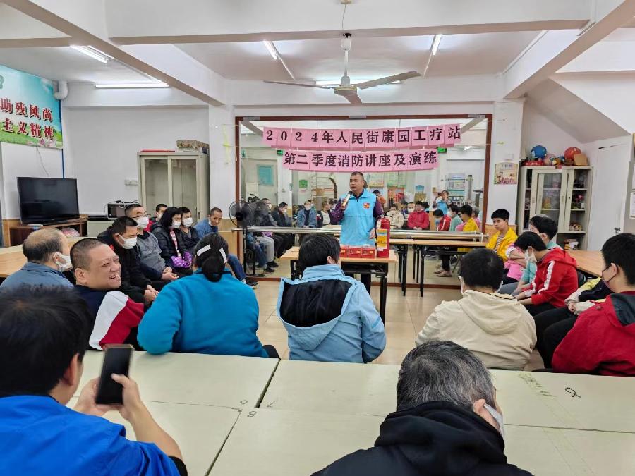 心系工疗站学员 雷锋精神代代传(图6)