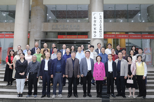 2024年3月22日广东省小小说学会“百名小小说作家进校园”表彰大会暨2024年“五进”活动启动仪式合影