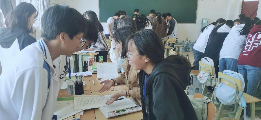 丘北二中高快作文之星马菡仪、赵尹莉:他们(图3)