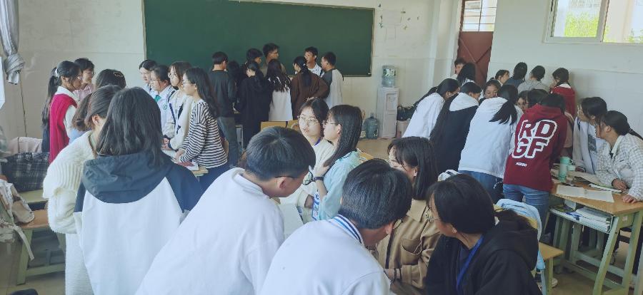 丘北二中高快作文之星马菡仪、赵尹莉:他们(图4)