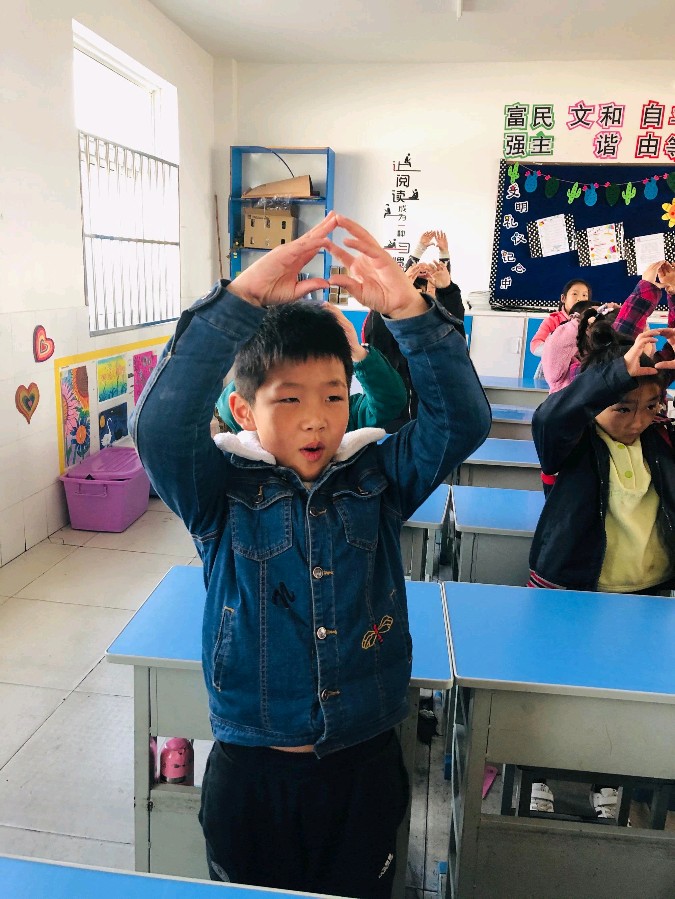 魏泽奇的《观二二班延时课手势舞》