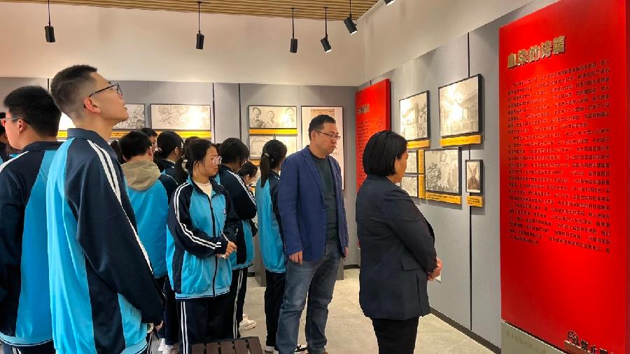 赓续英烈精神 汲取奋进力量——聊城四中开展清明祭英烈主题活动(图4)