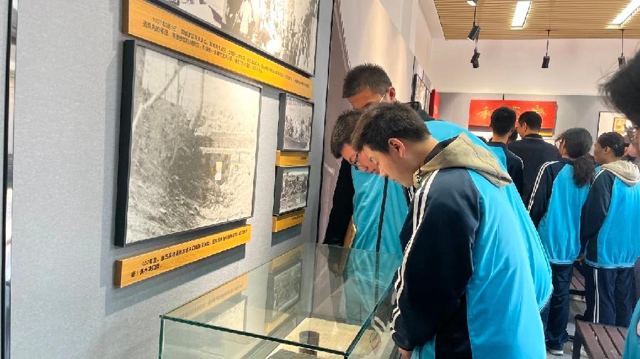 赓续英烈精神 汲取奋进力量——聊城四中开展清明祭英烈主题活动(图6)