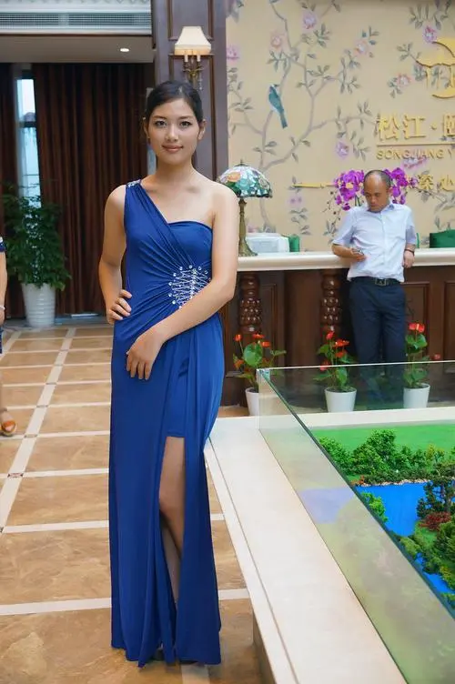请欣赏四位金牌主播倾情演绎黄金鑫老师的微小说《买一赠一》编辑//海纳百川【中国长江文学社】有声文学平台【第8365期】（图6）