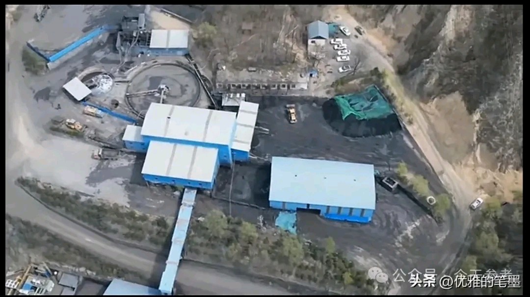 柳林县庄上镇曹家山村一煤场露天堆放作业，疑似散乱污